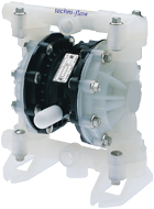 Pompe pneumatique à membranes Techni-Flow TFG100, corps polypropylène, utilisée pour le désembouage de boues de magnétite en circuit de chauffage industriel